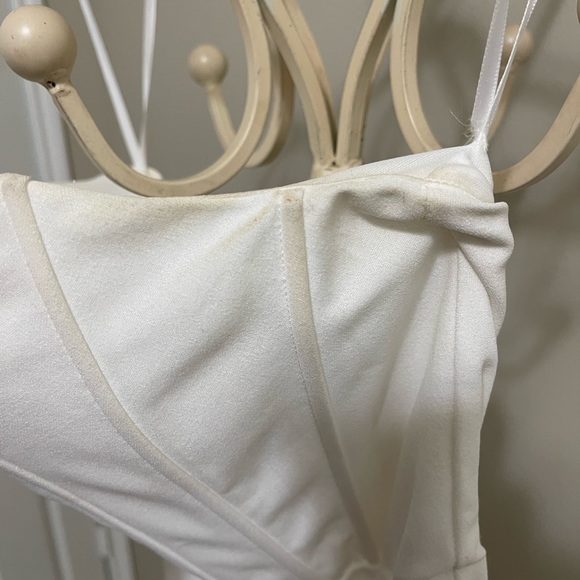 Windsor Gown White w/ Slit - Picture 5 of 5